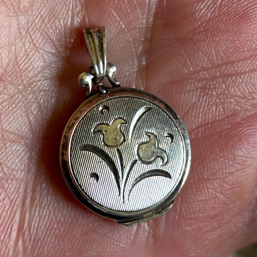 Sterling Silver Marked 925 Vintage Etched Locket